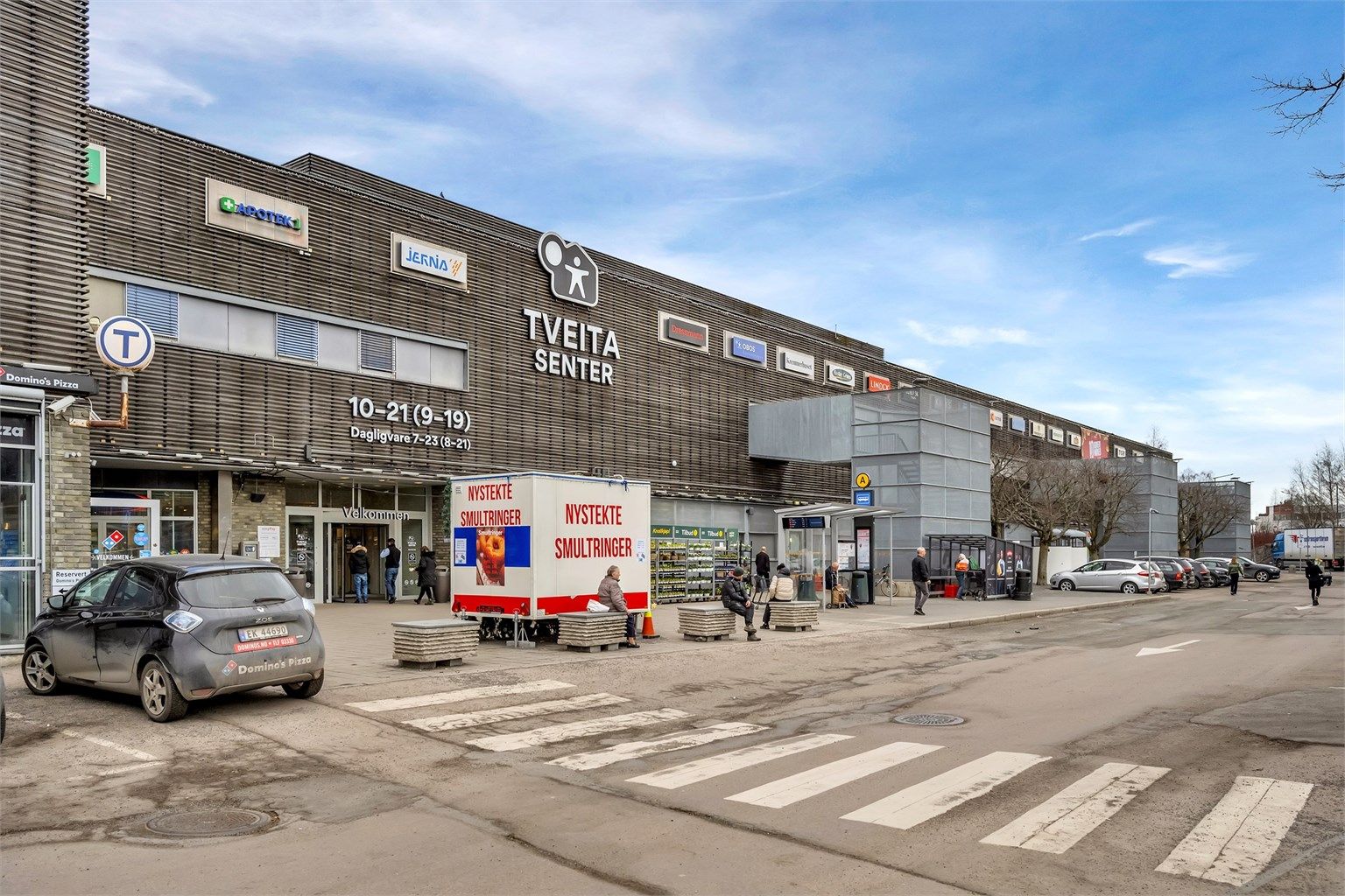 Tveita senter ligger en 5 minutters rusletur unna.