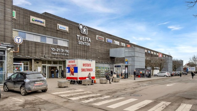 Tveita senter ligger en 5 minutters rusletur unna.