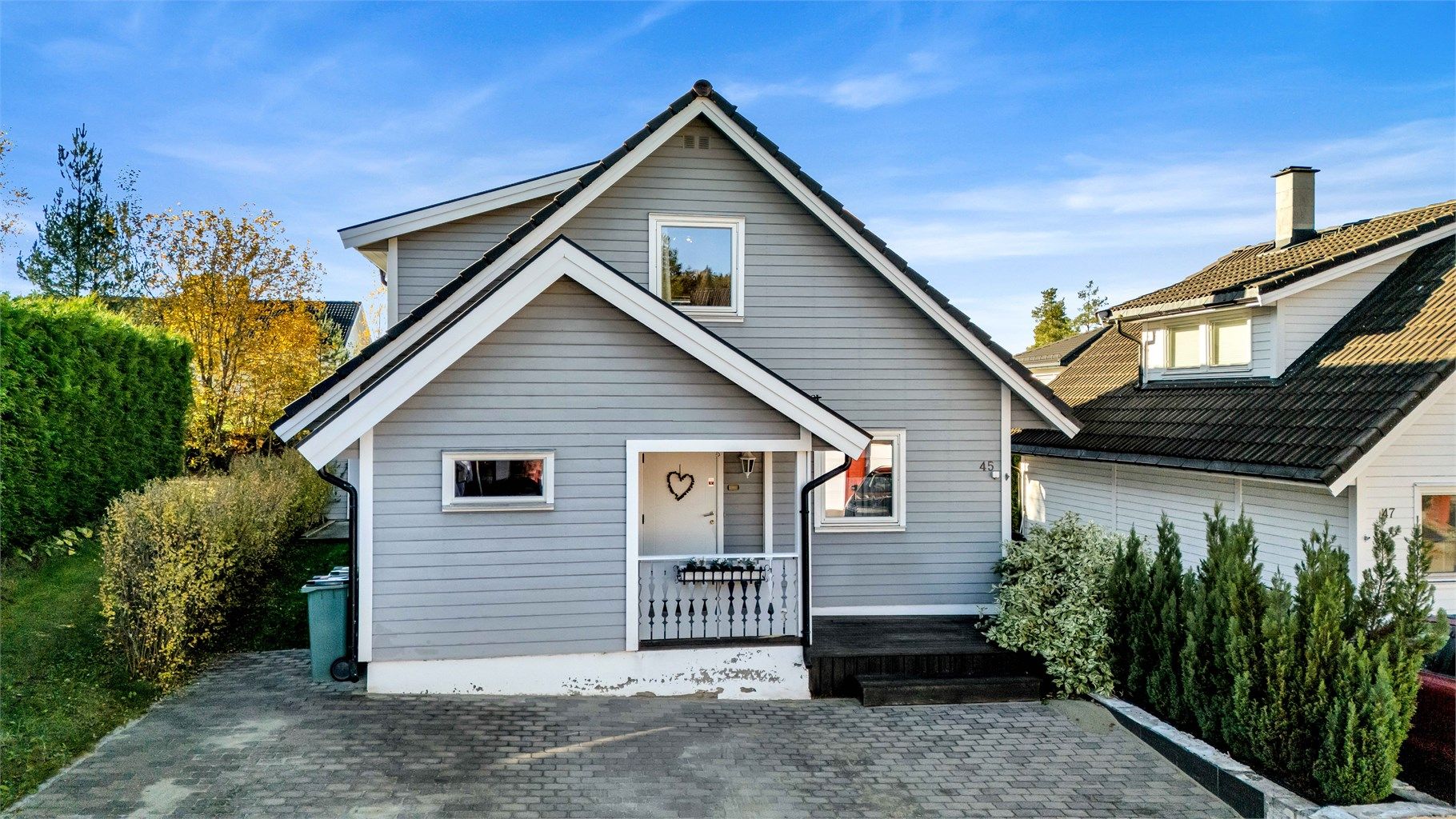 Frittliggende enebolig over to plan