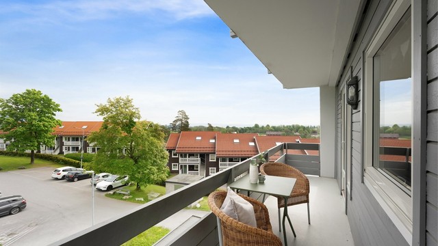 Herlig øst/nordøstvendt frokostbalkong på 9 m²