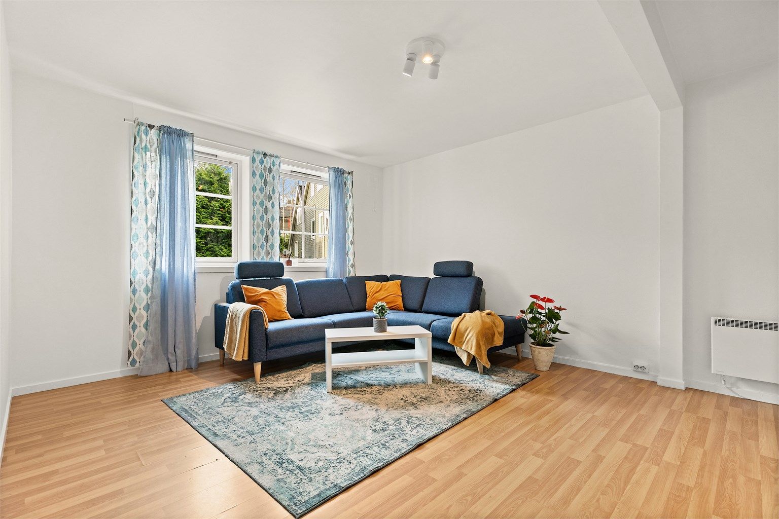 I underetasjen finner du et stort og fint soverom som har plass til en dobbeltseng og møblementer. Soverommet blir i dag brukt som stue.