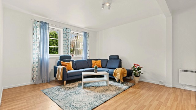 I underetasjen finner du et stort og fint soverom som har plass til en dobbeltseng og møblementer. Soverommet blir i dag brukt som stue.