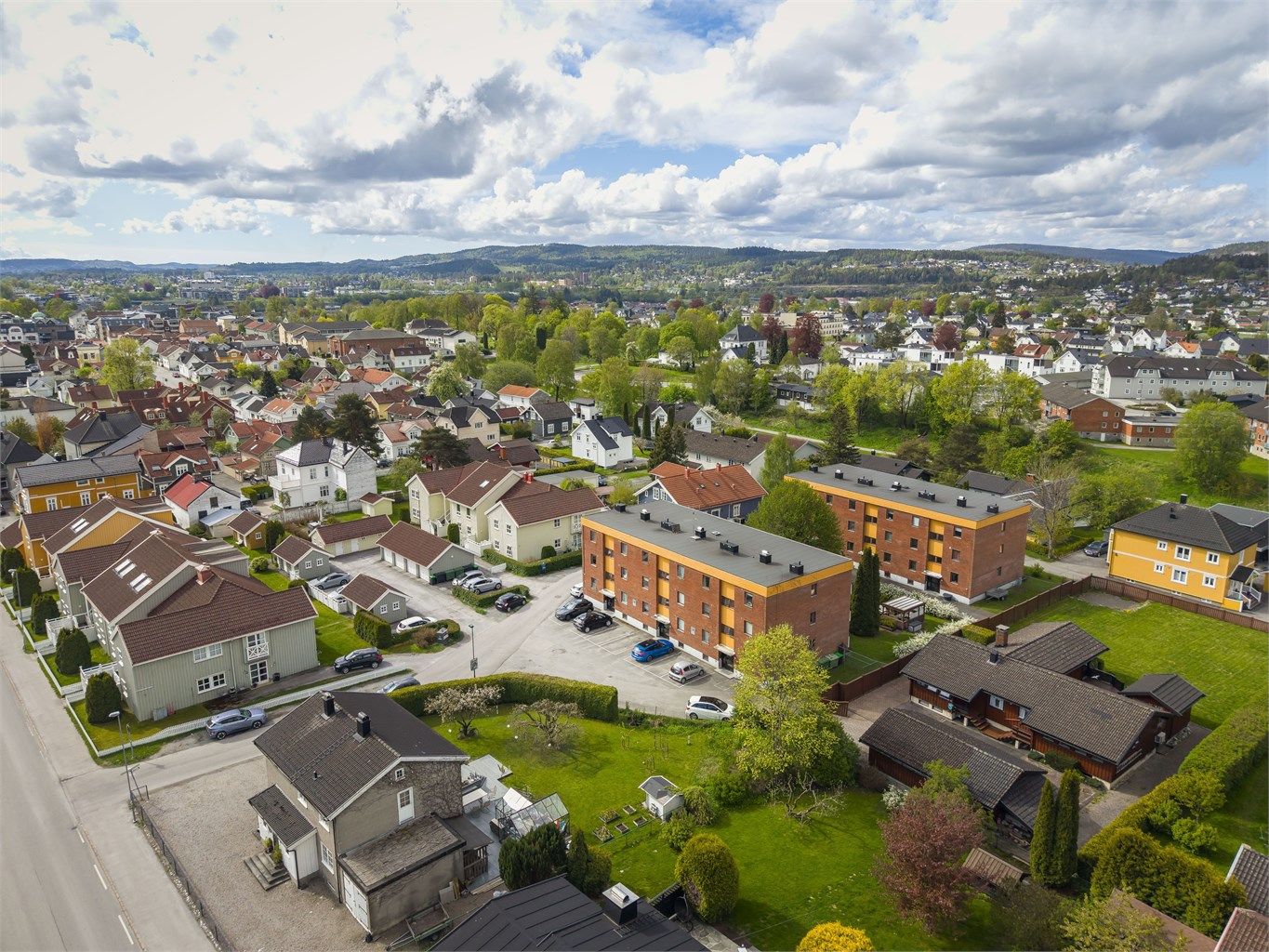 Leiligheten ligger fint til med kort gangavstand til turområder, Lietorvet, sentrum, bussforbindelse og mer