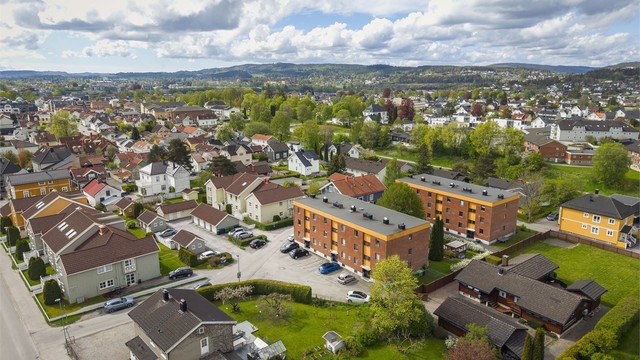 Leiligheten ligger fint til med kort gangavstand til turområder, Lietorvet, sentrum, bussforbindelse og mer