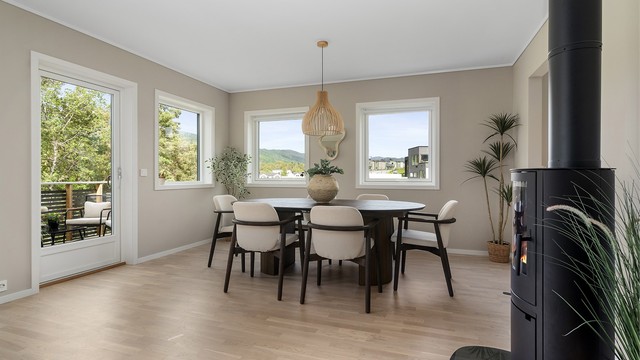 Videre kommer man inn i en herlig stue på ca 32m². Ildstedet er tilnærmet ubrukt og fremstår helt nytt