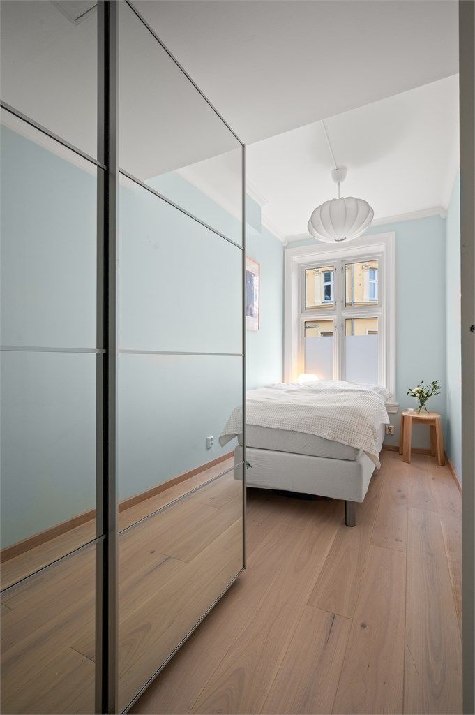 Stor skyvedørsgarderobe.  Rommet egner seg også godt som gjesterom, barnerom eller hjemmekontor.