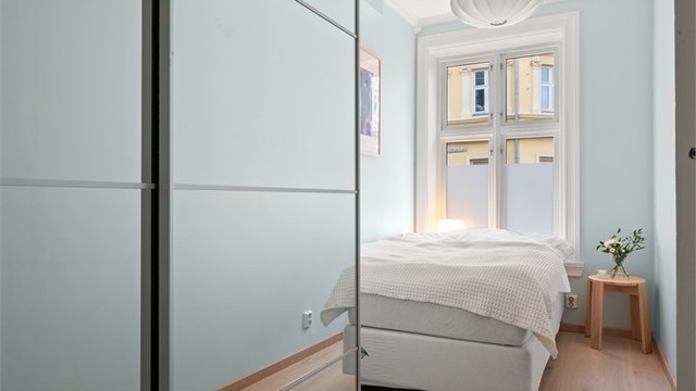 Stor skyvedørsgarderobe. Rommet egner seg også godt som gjesterom, barnerom eller hjemmekontor.