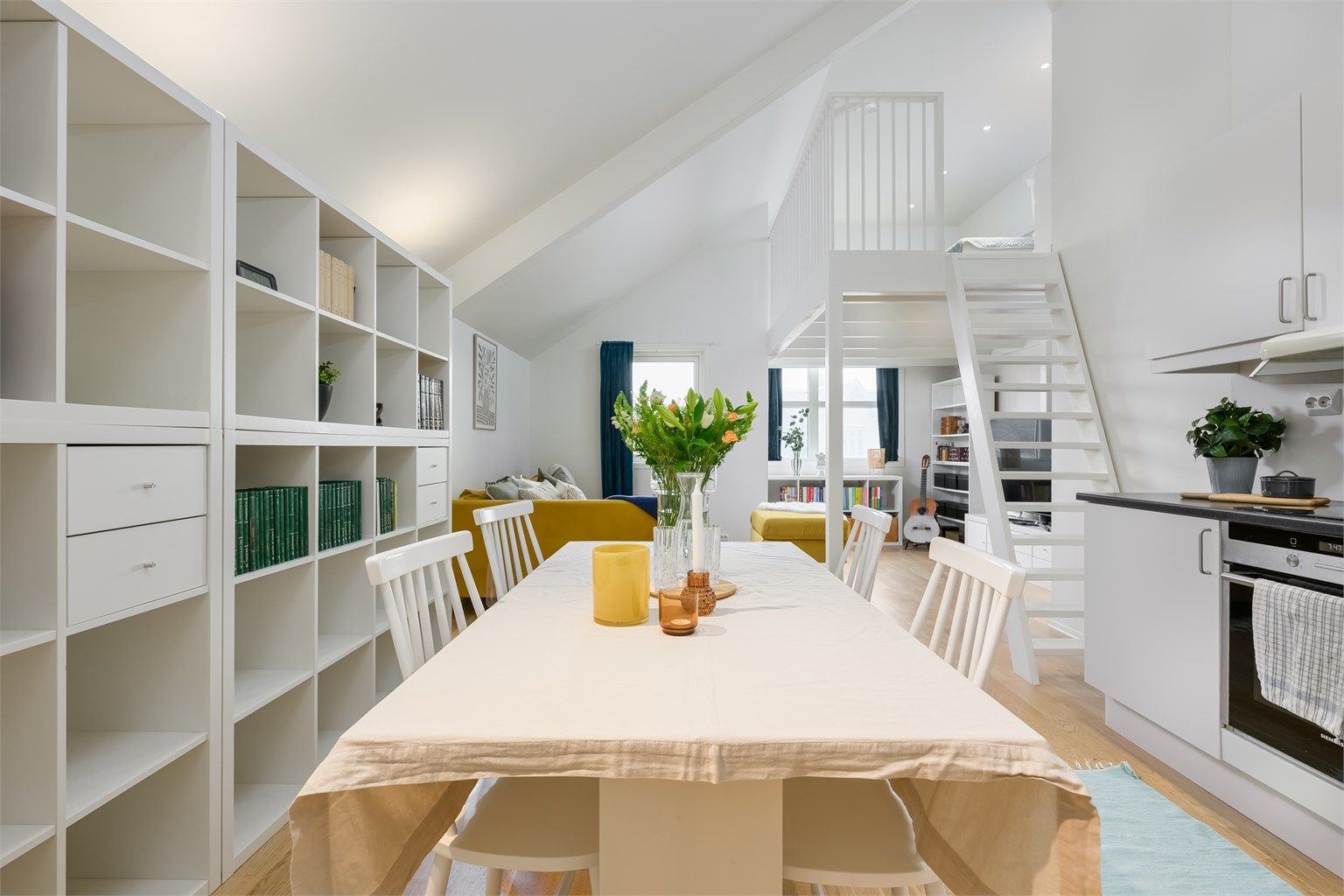 Den smarte hemsen utnytter takhøyden og gir et fleksibelt bonusareal med 8 m² gulvflate.