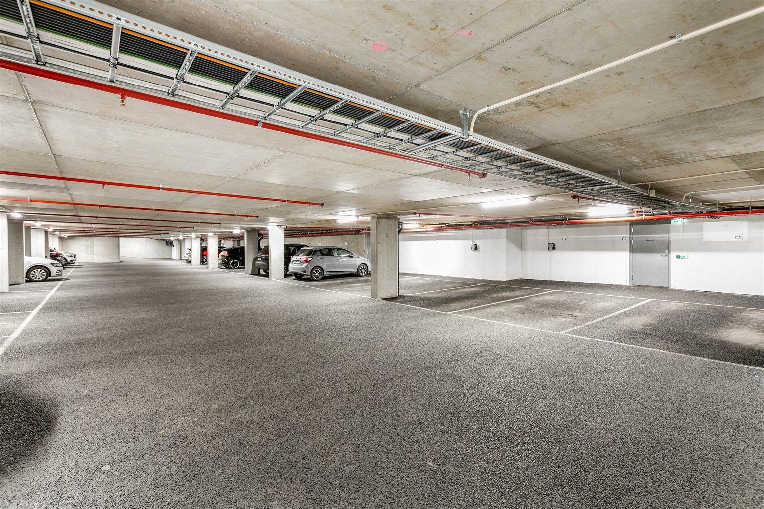 Leiligheten disponerer biloppstillingsplass i sameiets oppvarmede garasjeanlegg.