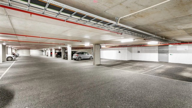 Leiligheten disponerer biloppstillingsplass i sameiets oppvarmede garasjeanlegg.