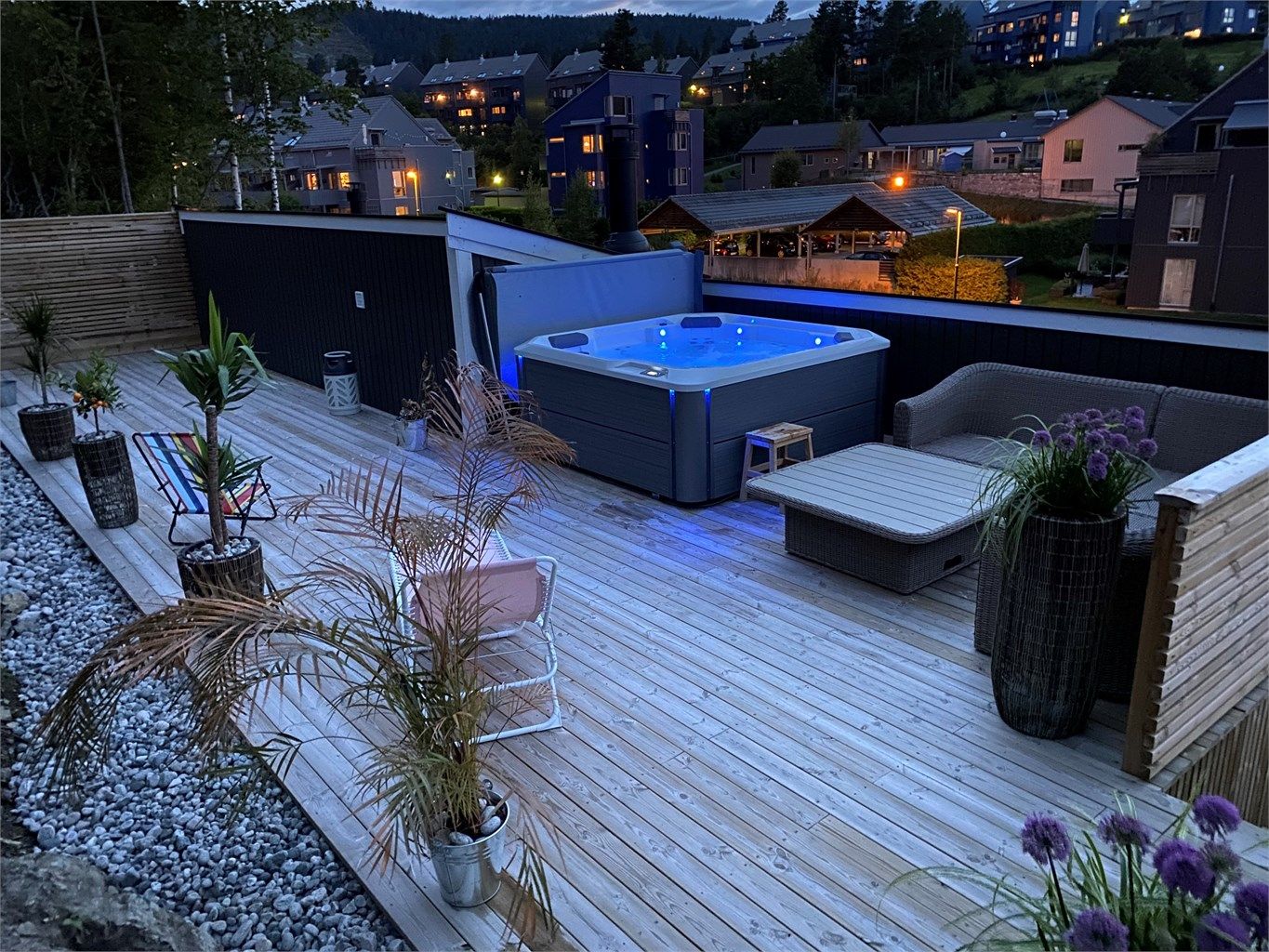 Innholdsrik del av tomannsbolig med 3 soverom, 2 bad og takterrasse. Dobbelgarasje. Sentralt til offentlig kommunikasjon