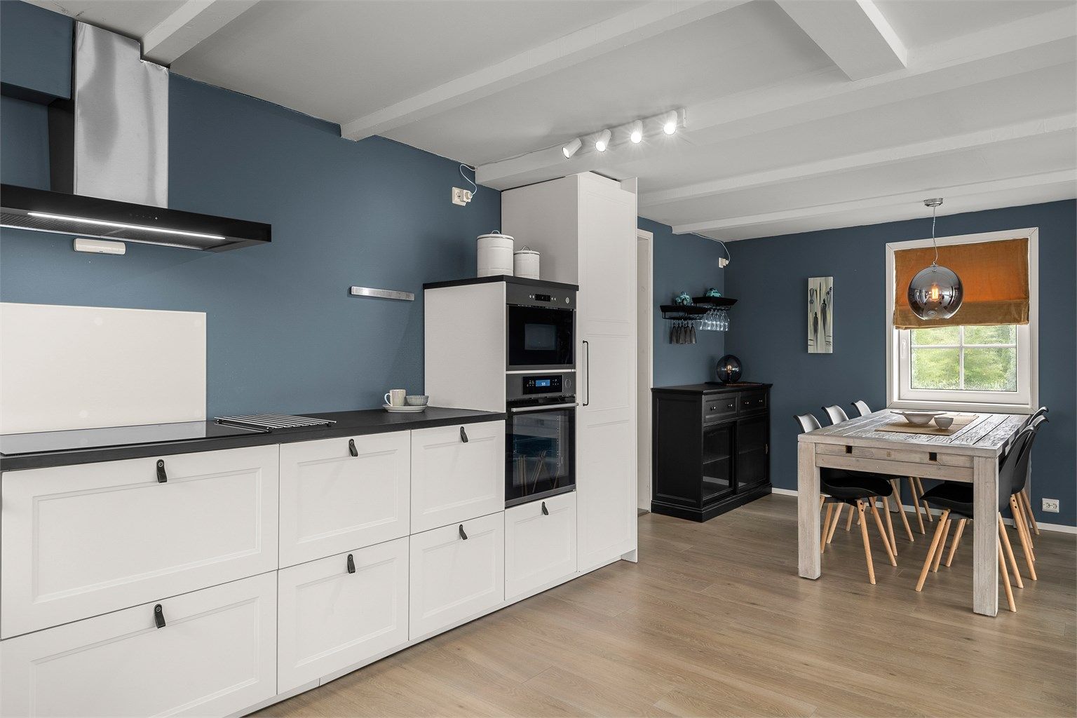 Stilrent kjøkken med innredning fra IKEA, oppgradert i 2020, med rikelig skap- og benkeplass.