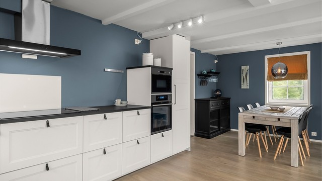 Stilrent kjøkken med innredning fra IKEA, oppgradert i 2020, med rikelig skap- og benkeplass.
