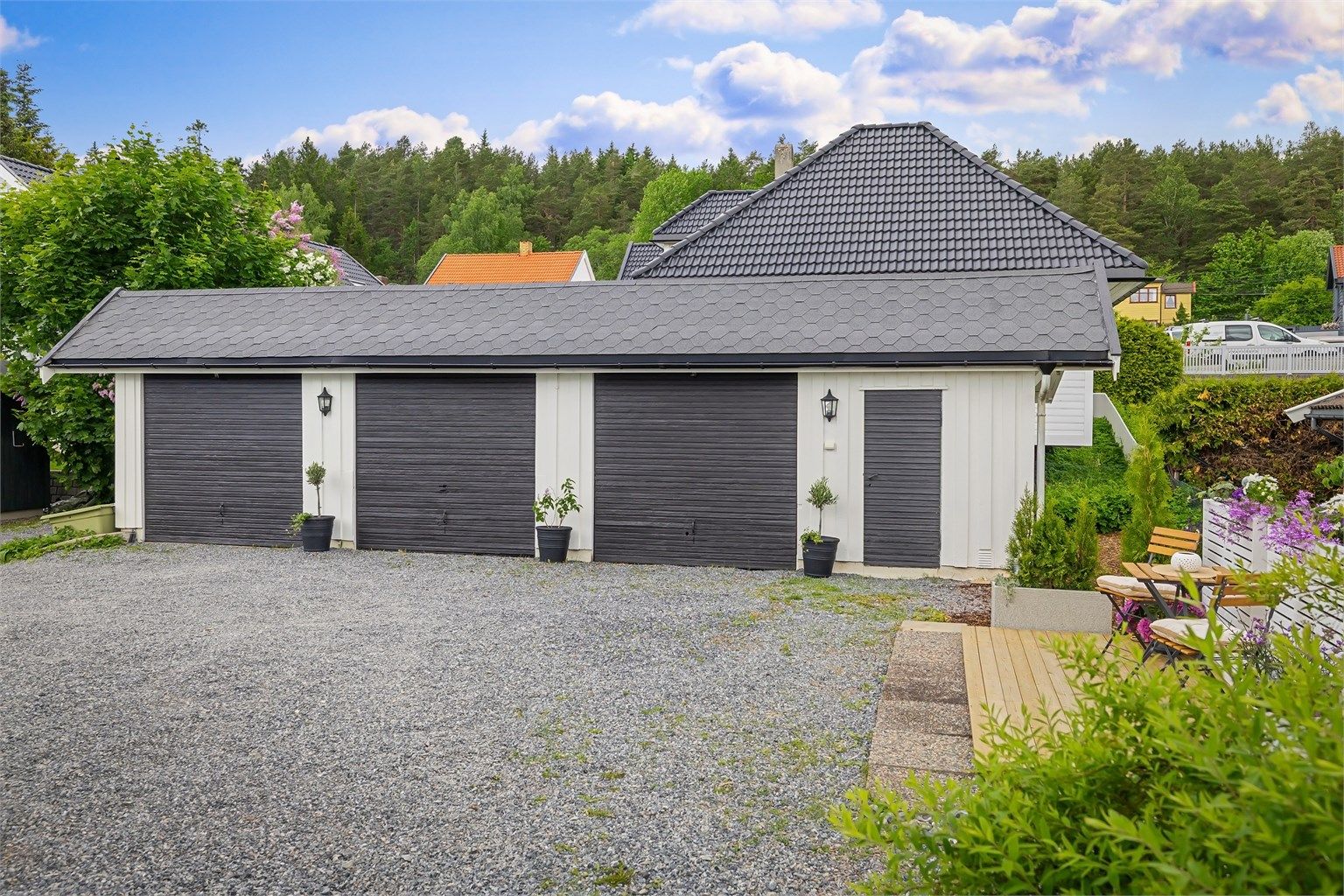 Egen garasjeplass på 16 kvm i felles garasjerekke - bak døren til høyre er en bod på 7 kvm og en utvendig bod med adkomst via fellesområdet på 4 kvm - dette er tinglyst som tilleggsdel til seksjonen