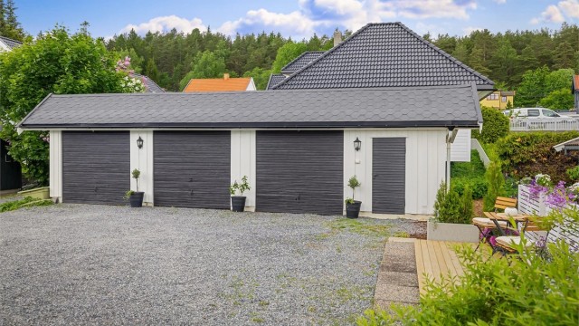 Egen garasjeplass på 16 kvm i felles garasjerekke - bak døren til høyre er en bod på 7 kvm og en utvendig bod med adkomst via fellesområdet på 4 kvm - dette er tinglyst som tilleggsdel til seksjonen