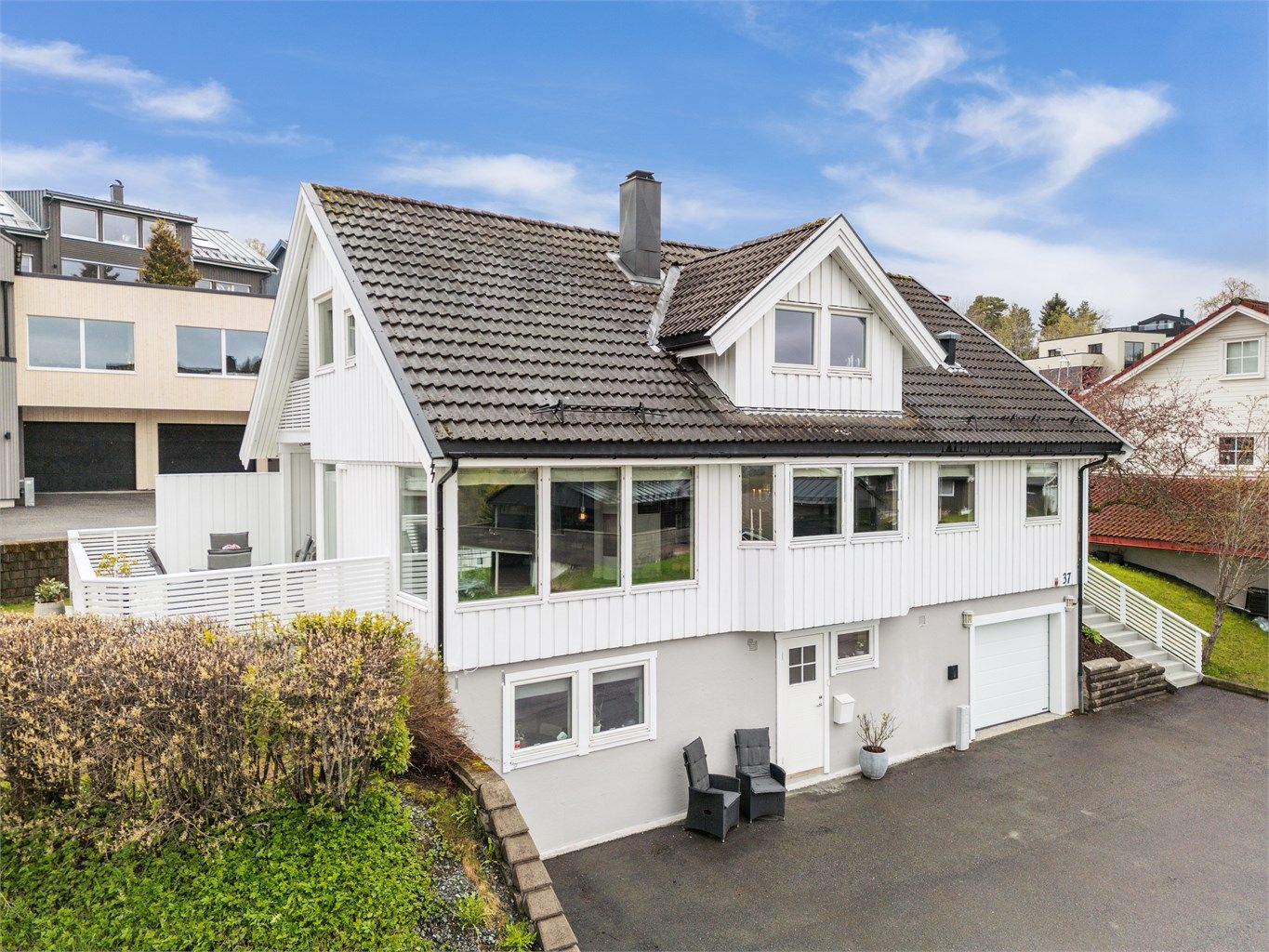 Arealet fordeler seg på tre plan, med et samlet areal på 268 kvm.