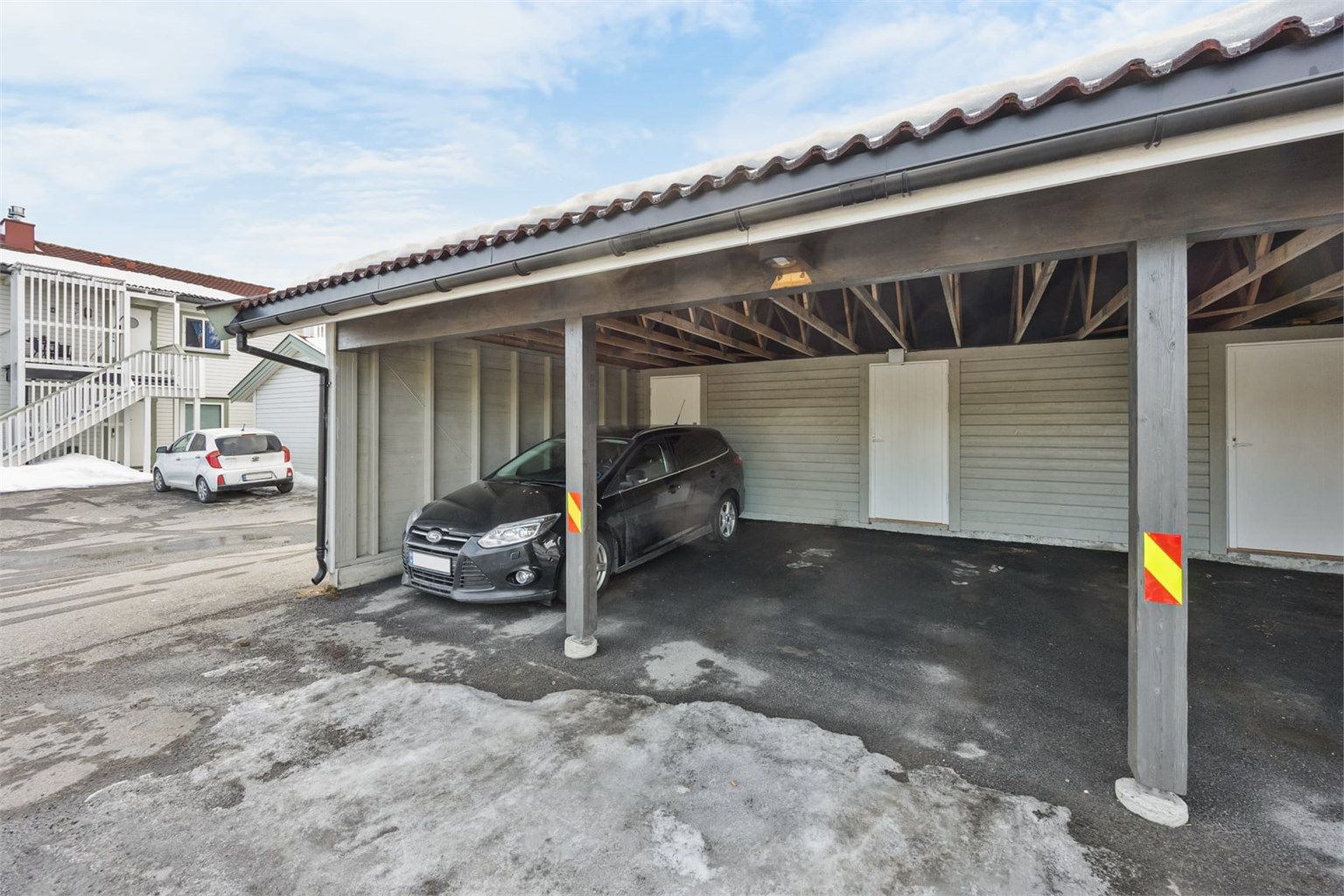 Egen carport med tilhørende bod på 5 m². Det er klargjort for elbillader.