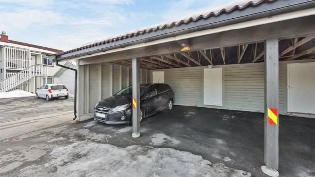 Egen carport med tilhørende bod på 5 m². Det er klargjort for elbillader.