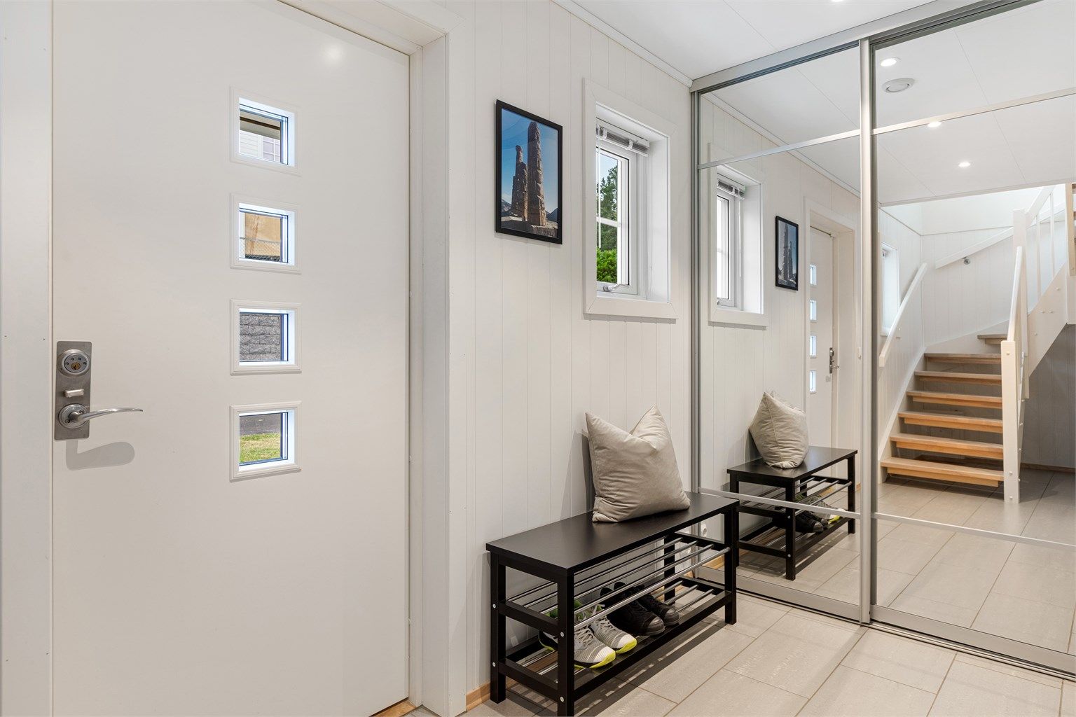 En hyggelig entré ønsker deg velkommen - Her har du ta av deg skoene og henge av deg jakken før du tar turen videre i ditt nye hjem. 