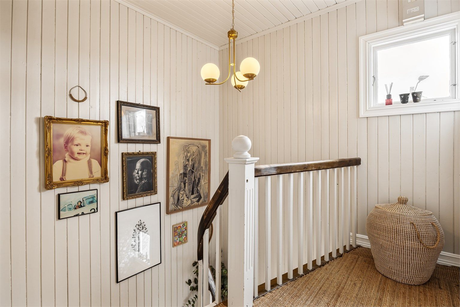 Trappegang i 2. etasje med malt panel og adkomst til soverommene.