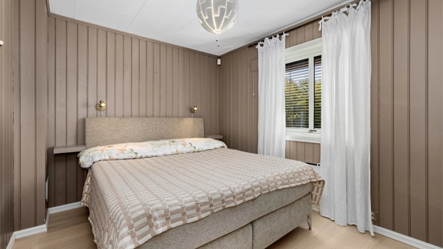 Hovedsoverommet ligger i første etasje og har god plass til dobbeltseng.