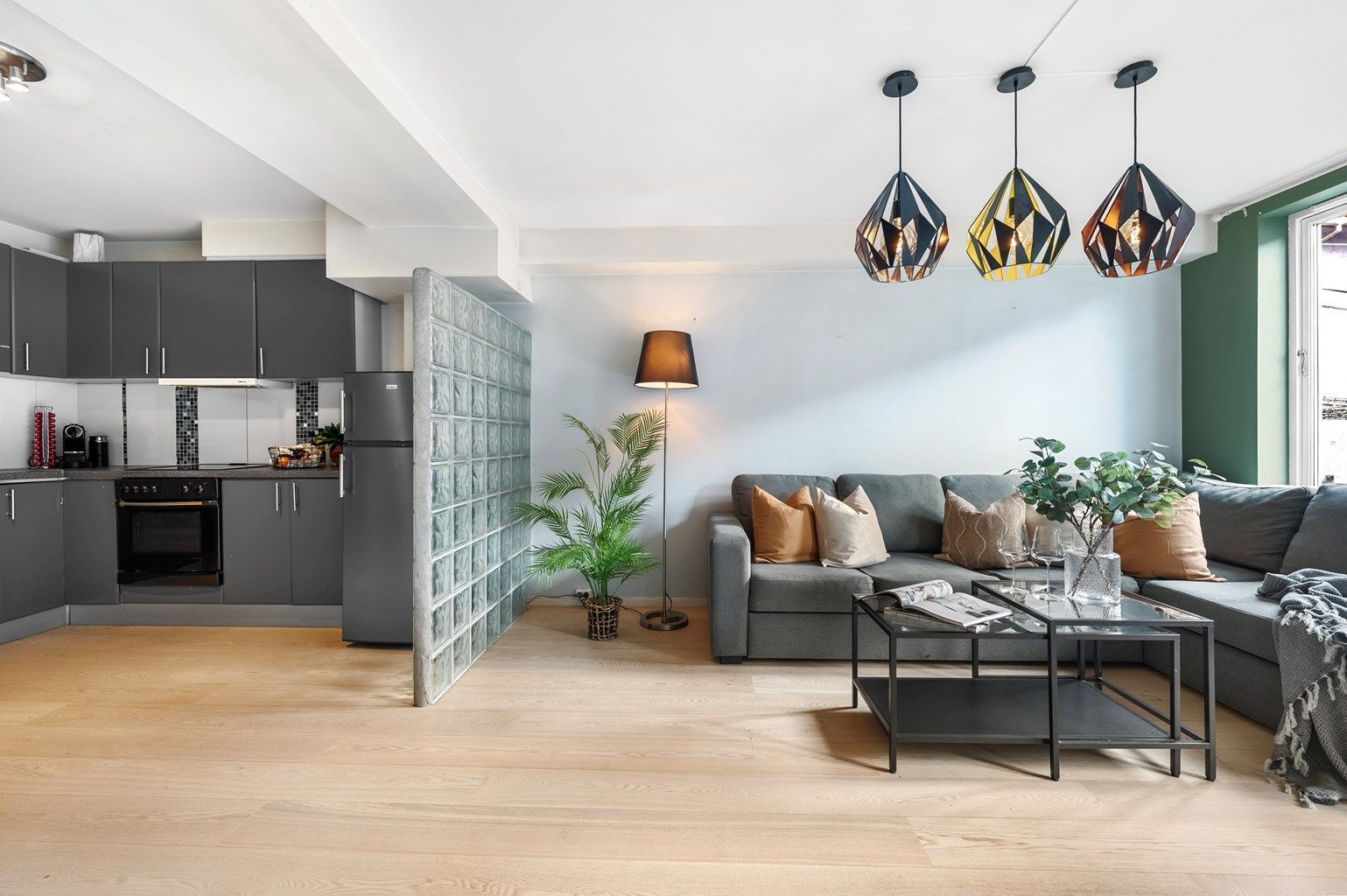 Øvre Holmegate 24A er en fin, lettstelt 2-roms selveierleilighet  med god planløsning. midt i hjertet av Stavanger, 