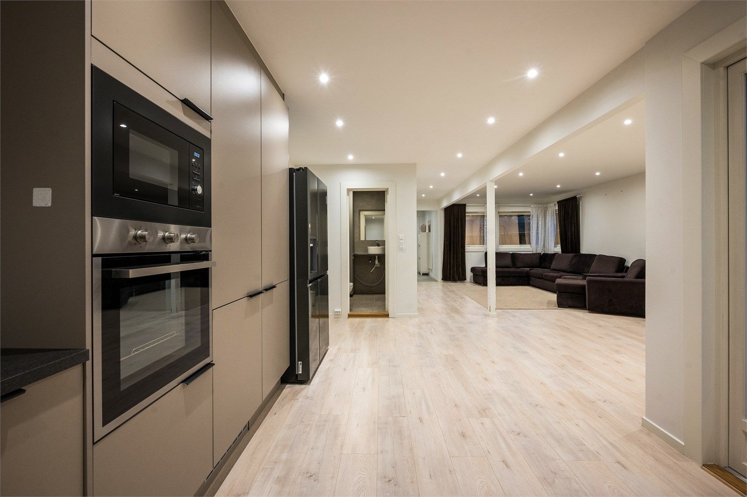 En praktisk familiebolig på populære og barnevennlige Skjettenbyen. Området er perfekt for barnefamilier med kort avstand til alt en måtte trenge i hverdagen av butikker, nærsenter, skoler og barnehager.