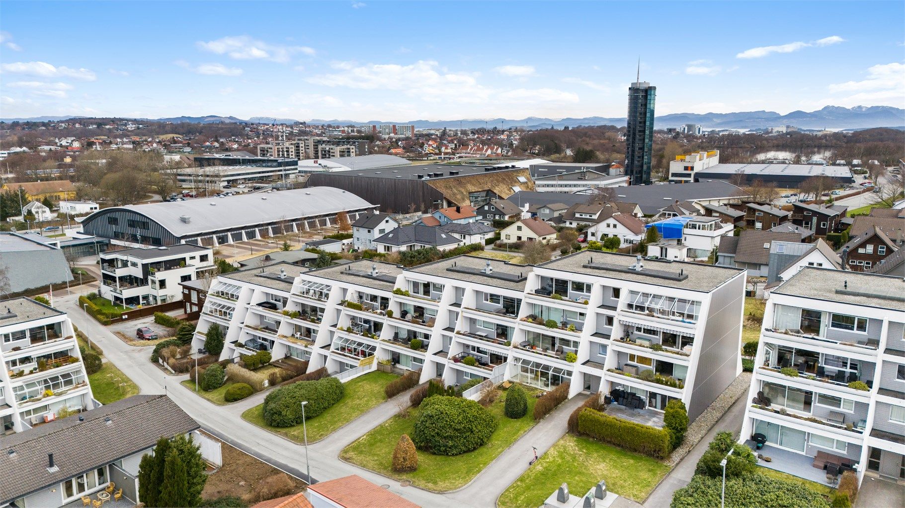 Beliggenheten er sentral med DnB Arena og flotte turområder i umiddelbar nærhet.