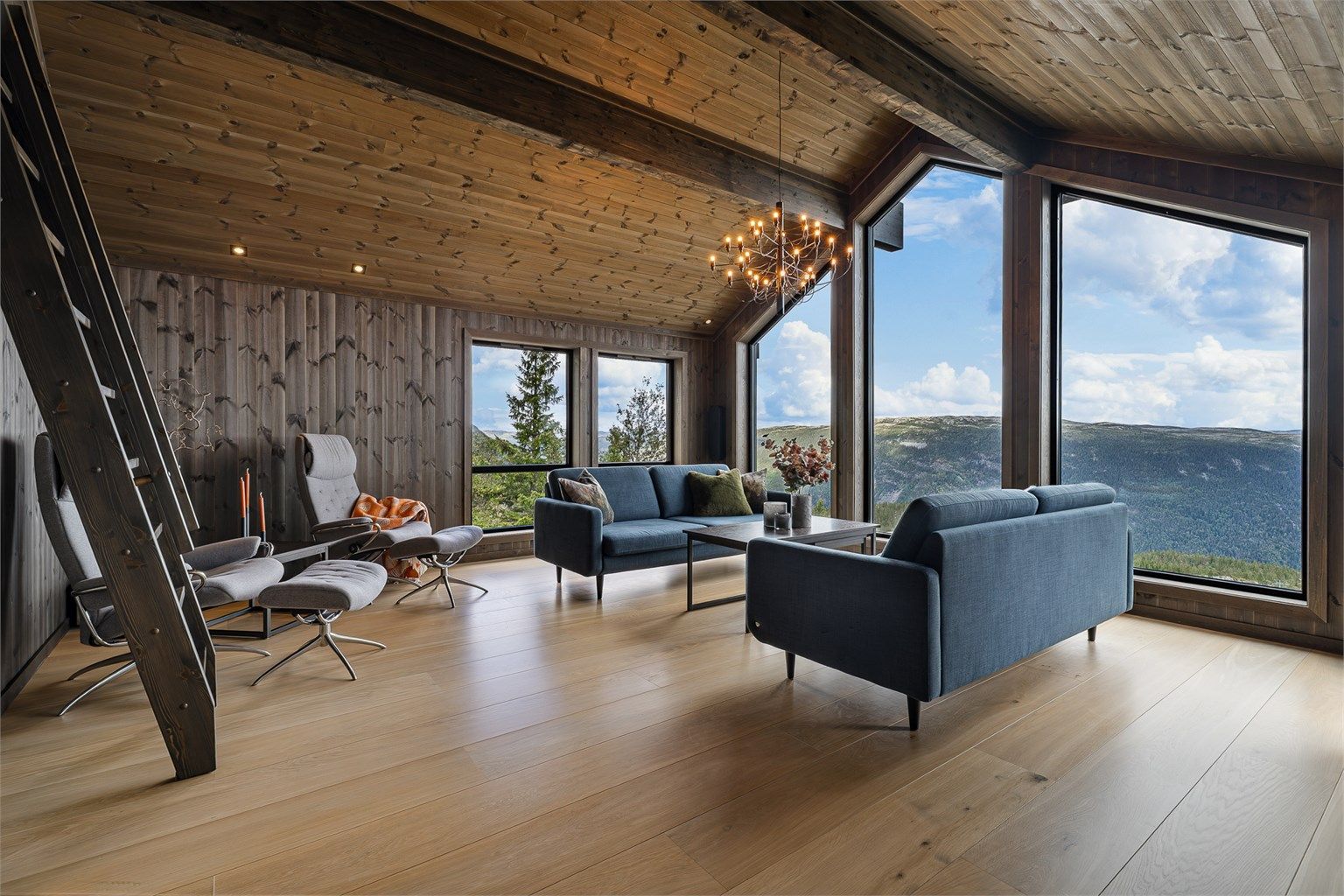 Trappestigen gir enkel adkomst opp til hemsen over oppholdsrommet.