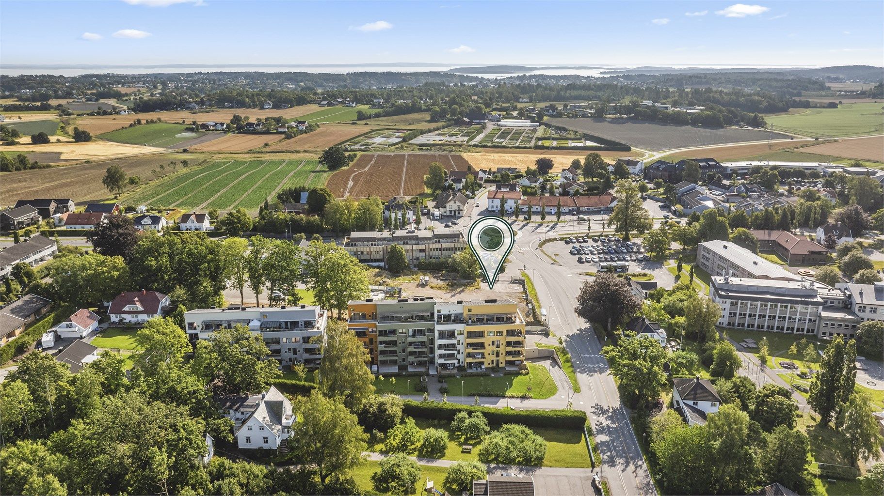 Borgheimtunet ligger sentralt på Borgheim - her er det bla. matvarebutikk, bakeri og golfbane samt ungdomsskole, videregående skole