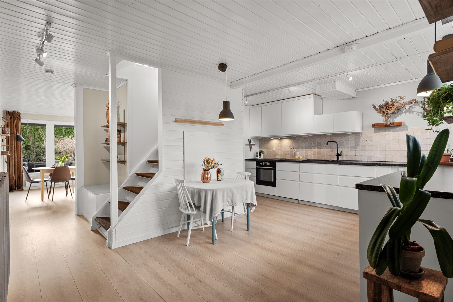 På kjøkkenet er det plass til å innrede med et hyggelig frokostbord.