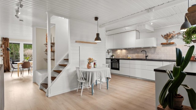 På kjøkkenet er det plass til å innrede med et hyggelig frokostbord.