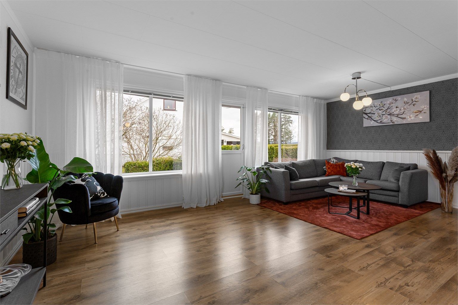 Utgang fra stuen til fin uteplass på terrasseplatting