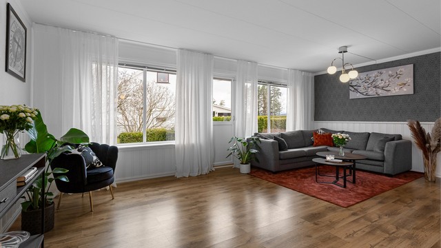 Utgang fra stuen til fin uteplass på terrasseplatting