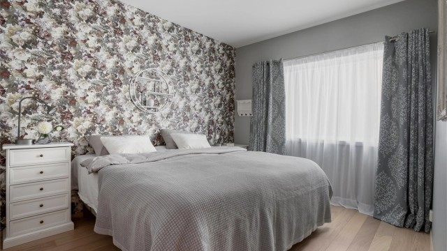 Hovedsoverom med god plass til dobbeltseng og garderobeløsning.