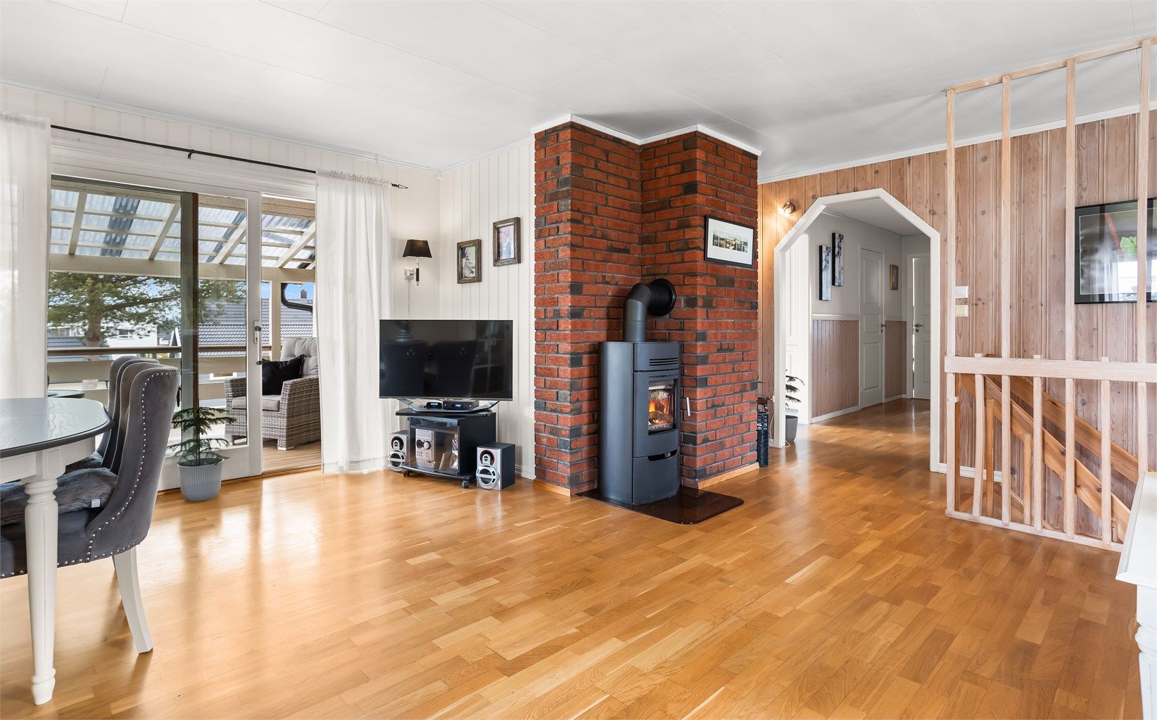 En luft-til-luft varmepumpe i stuen sørger for effektiv oppvarming.