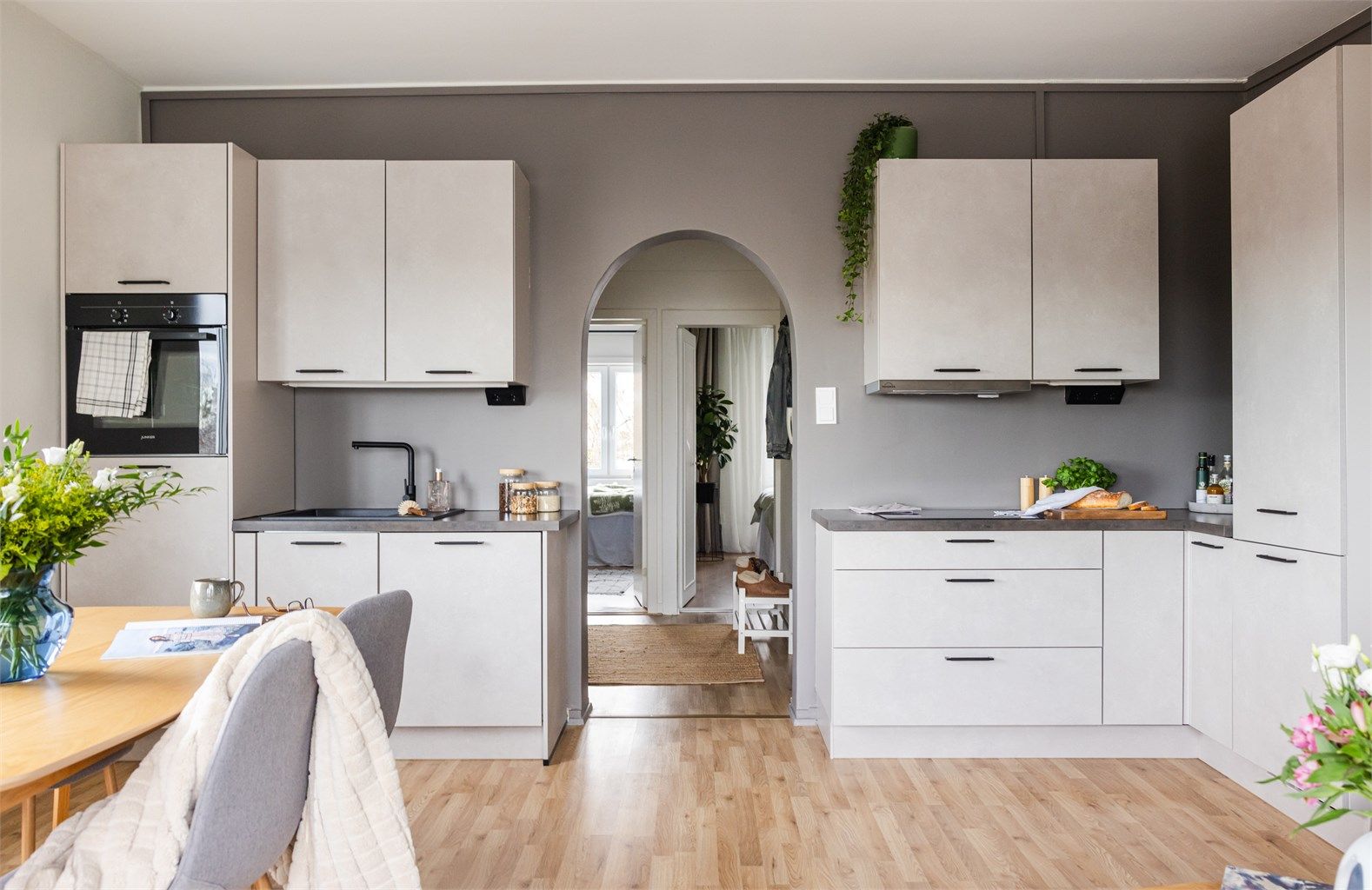 Leiligheten har god takhøyde med lekre detaljer. Foto: Fotostallen, Glenn Pettersen