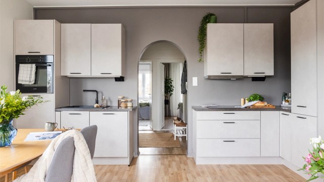 Leiligheten har god takhøyde med lekre detaljer. Foto: Fotostallen, Glenn Pettersen