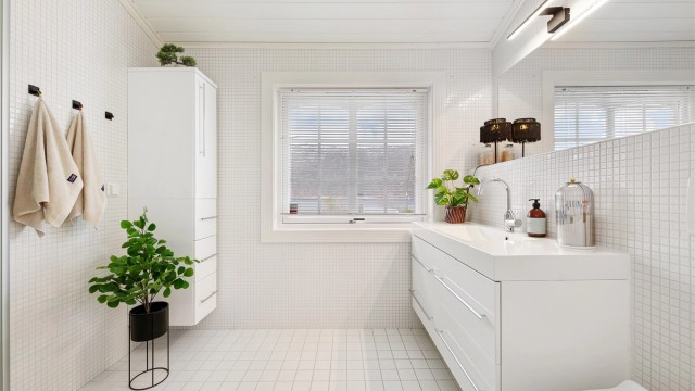 Badet i hovedetasjen ble oppusset mellom 2005-2010 og har flislagte overflater og gulvvarme