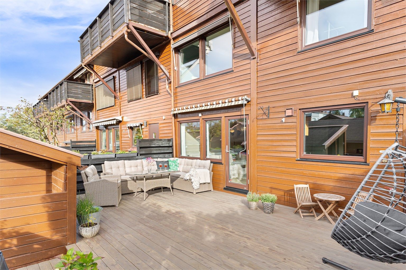 Rekkehus over to plan i det ettertraktede og bilfrie Søndre Fjeldstad borettslag på Ellingsrud Vest, med vestvendt terrasse som gir sol store deler av dagen.