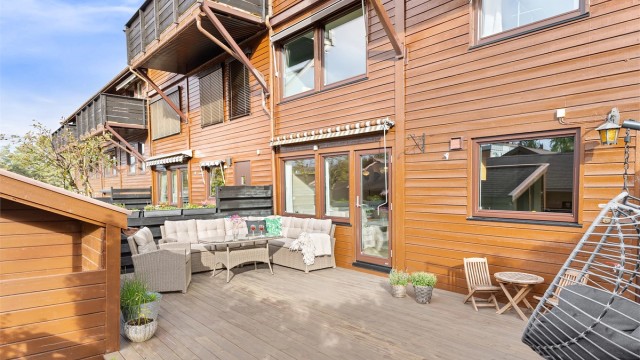 Rekkehus over to plan i det ettertraktede og bilfrie Søndre Fjeldstad borettslag på Ellingsrud Vest, med vestvendt terrasse som gir sol store deler av dagen.