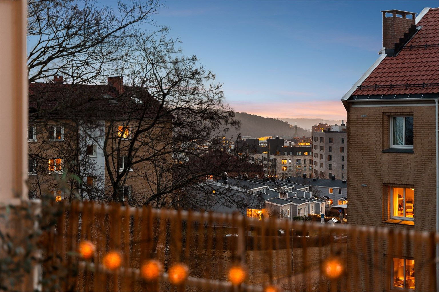 Her bor du sentralt, men likevel tilbaketrukket i et stille og grønt område.