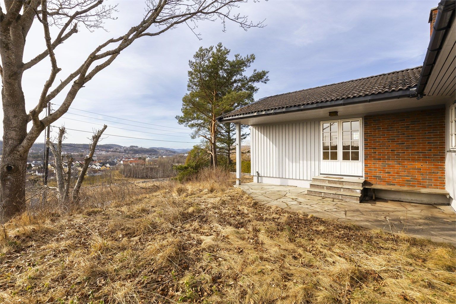 Boligen har i dag fire utganger fra huset gir lett adkomst til hagen og solrike uteplasser.