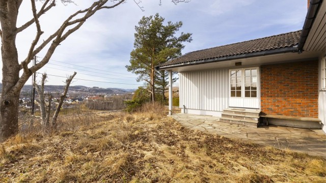 Boligen har i dag fire utganger fra huset gir lett adkomst til hagen og solrike uteplasser.