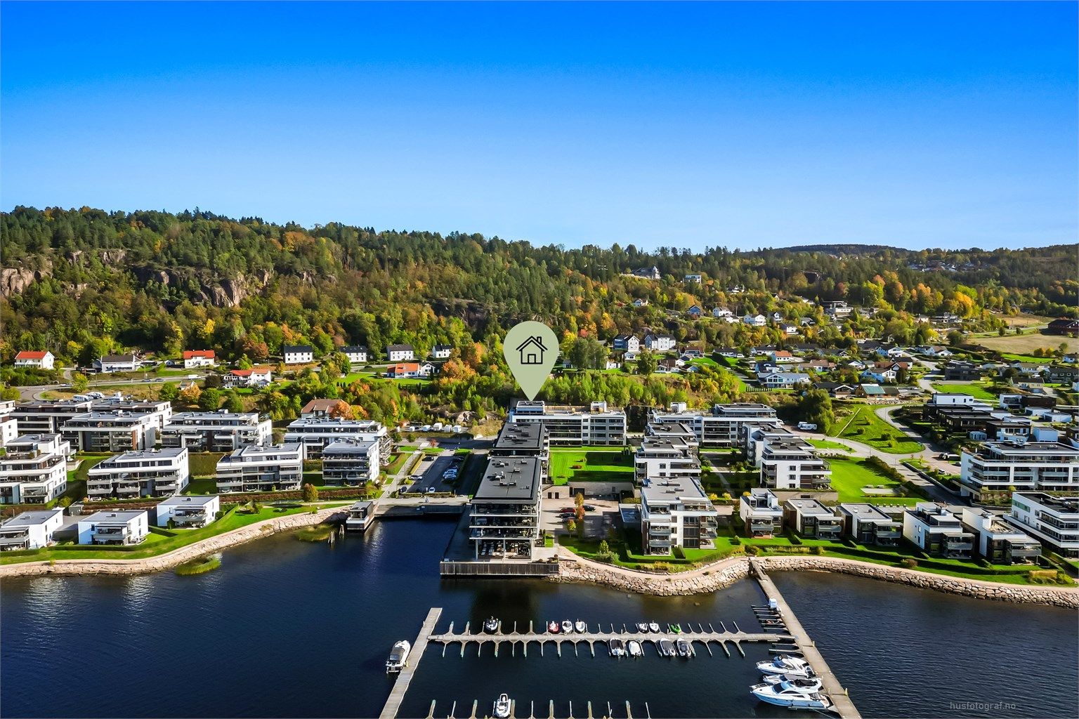 Småbåthavnen ligger i umiddelbar nærhet med bryggeanlegg ved vannet.