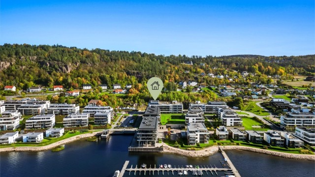 Småbåthavnen ligger i umiddelbar nærhet med bryggeanlegg ved vannet.