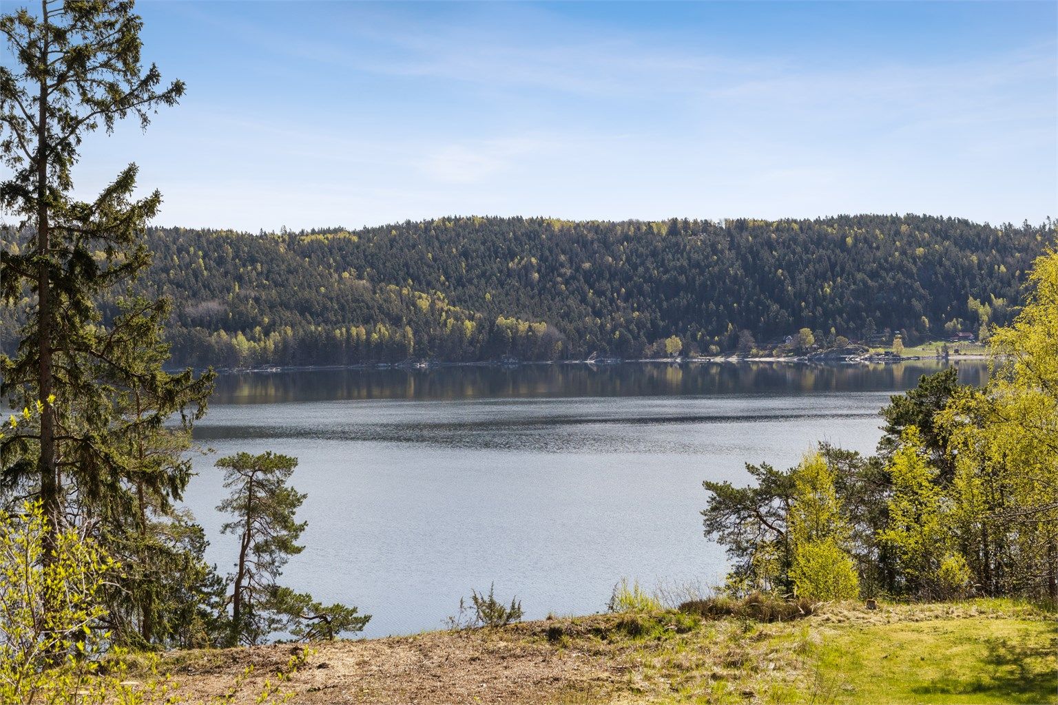 Med sjølinje, egen brygge og vakker utsikt får du en helt spesiell nærhet til vannet.