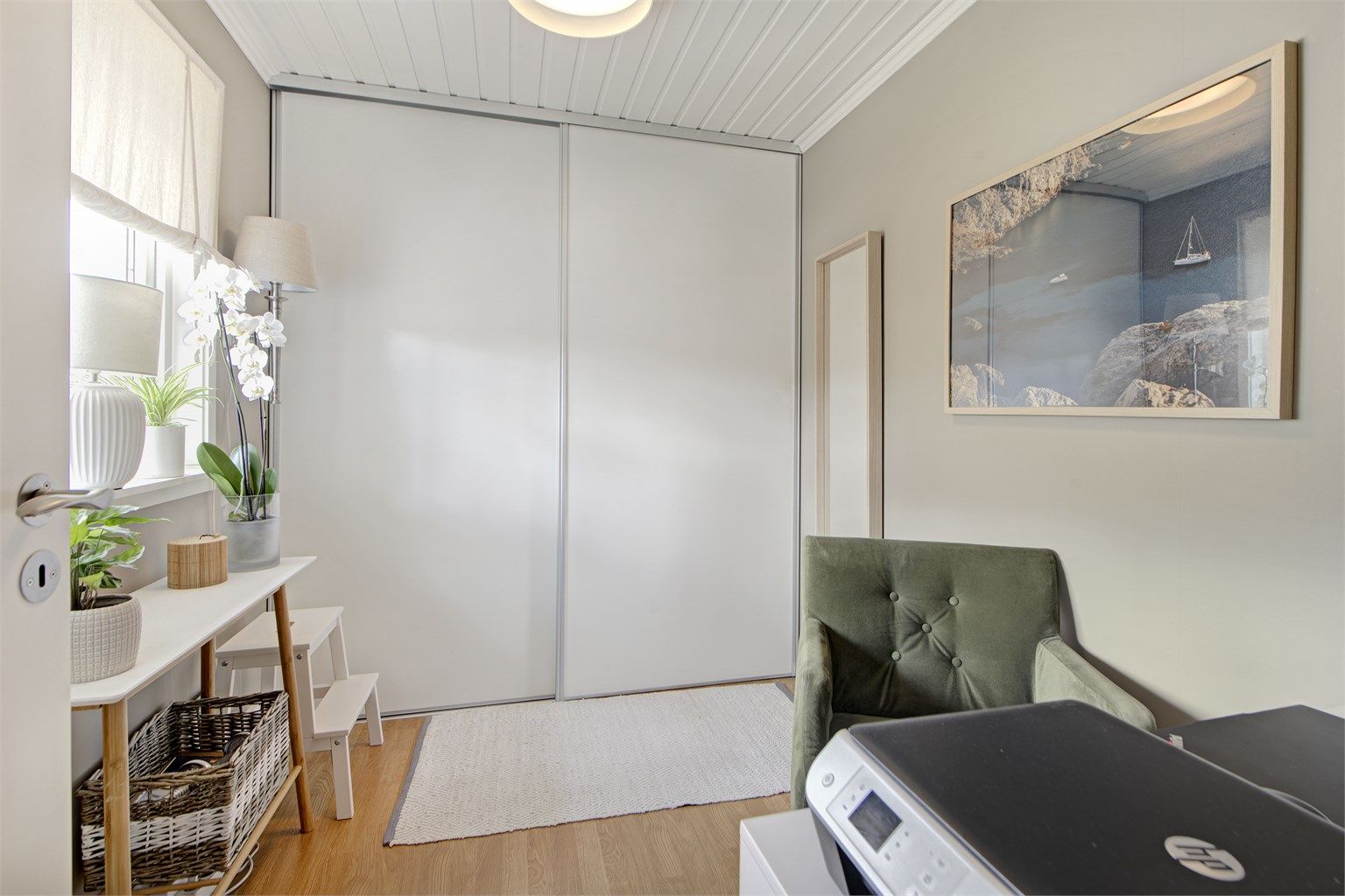 Soverom 1 - i 1. etasje - plassbygget skyvedørsgarderobe