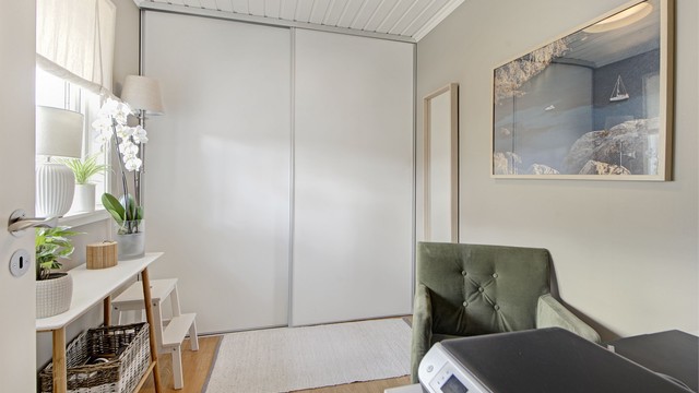 Soverom 1 - i 1. etasje - plassbygget skyvedørsgarderobe