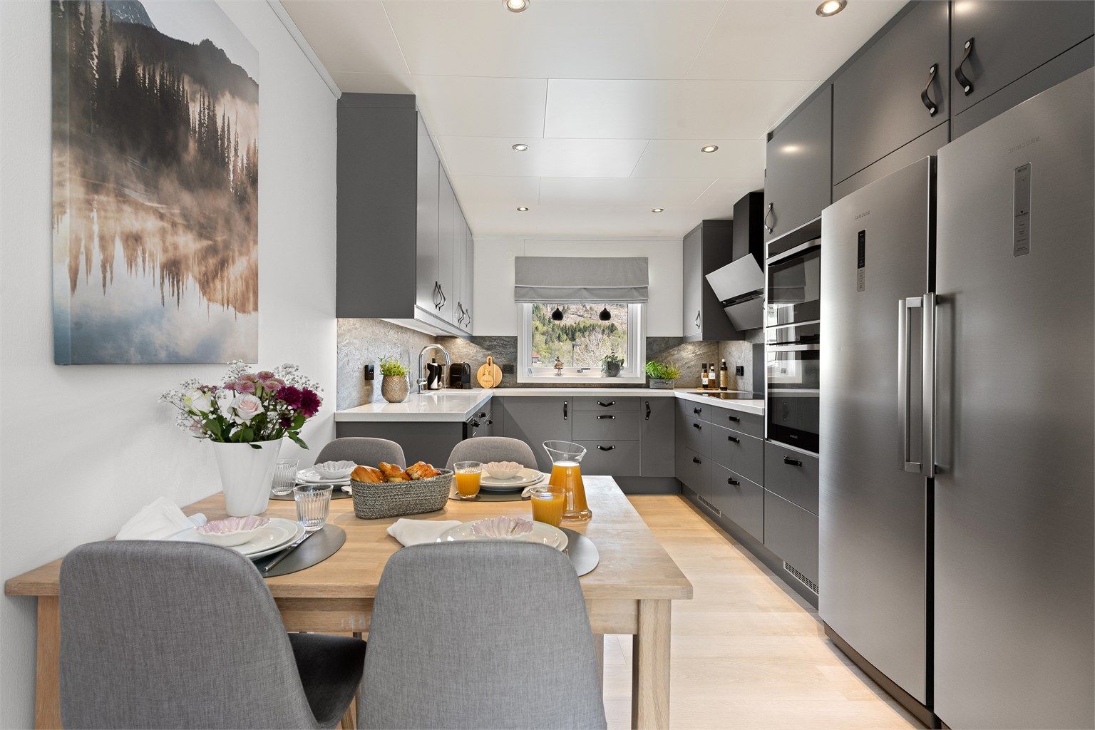 Kjøkkenet er velutstyrt med integrert stekeovn, kombiovn med mikro, platetopp og oppvaskmaskin.